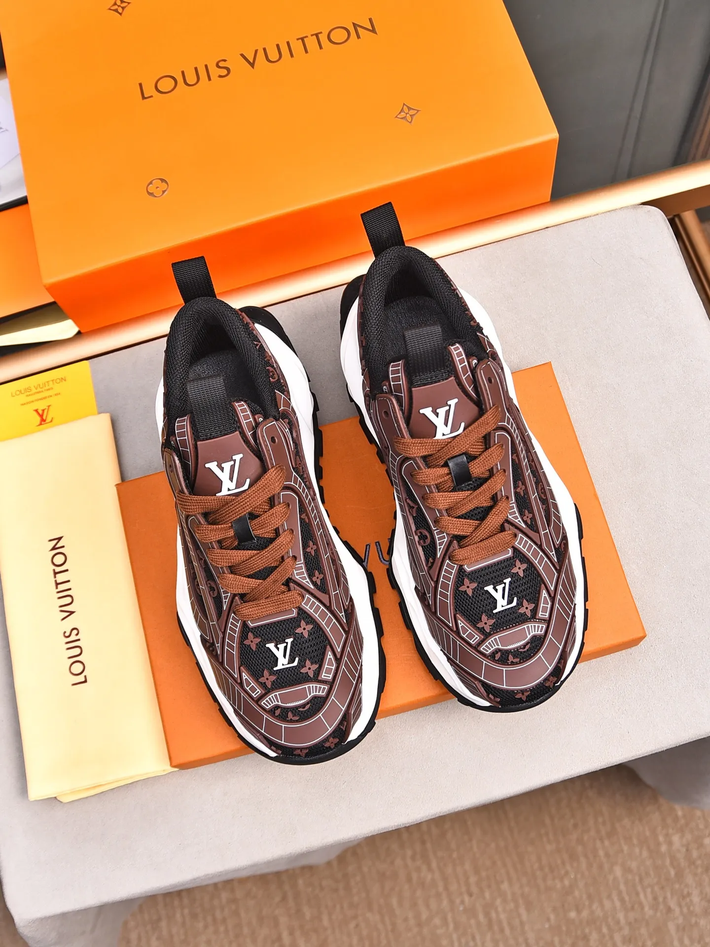 Men's shoes 💰580 📛📛【LOUIS VUITTON】Louis Vuitton 2024 new products👟Milan fashion catwalk style🇰🇾🇰🇾LV family logo, big-name style, a must-have for fashionistas⚠️Imported mesh with high-tech glue technology➕Cow leather➕Breathable mesh lining➕Genuine leather feet➕Special foam outsole👞Number 38-44 (45 46 custom-made)
